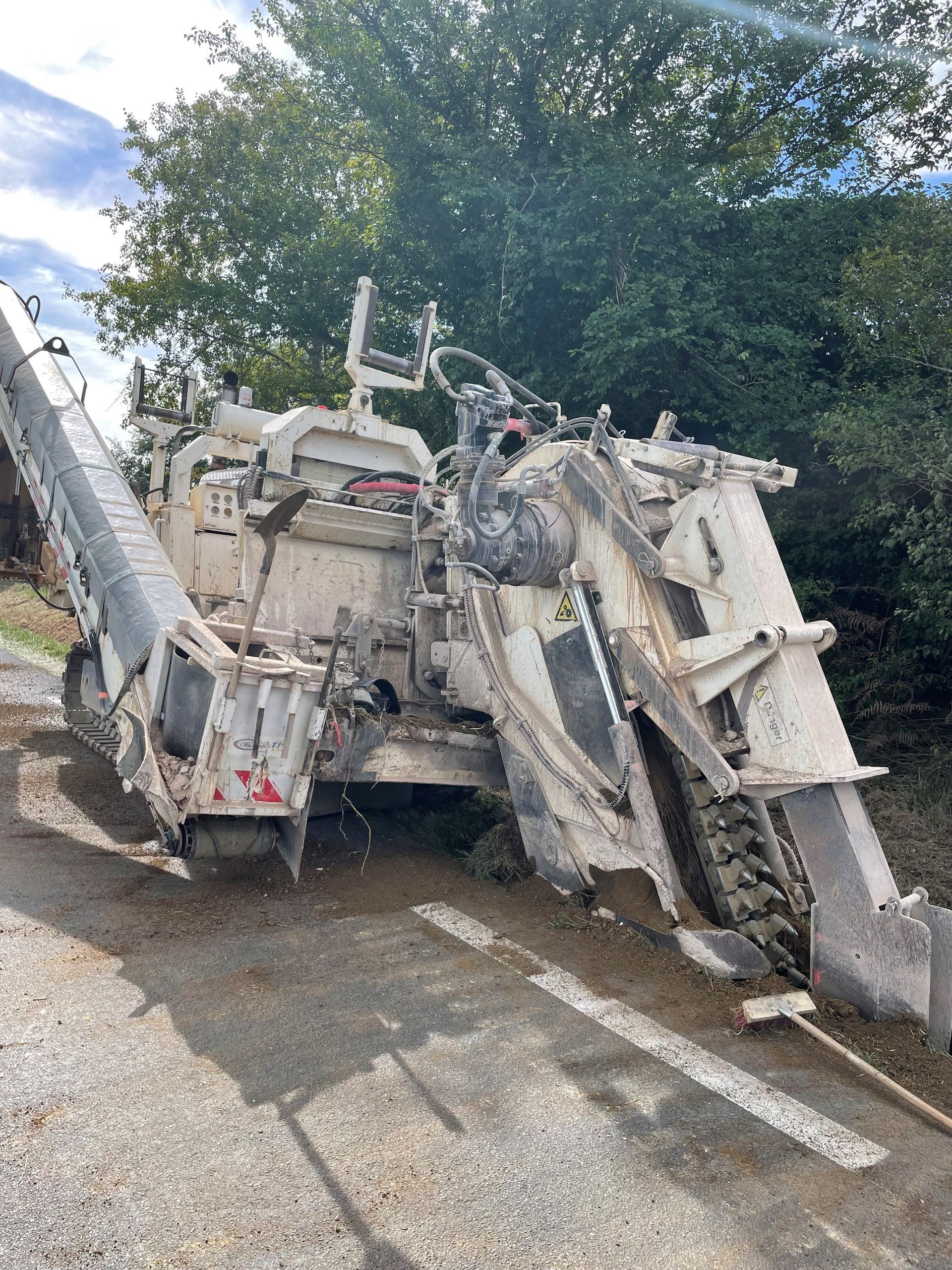 Creusement de tranchées par un engin