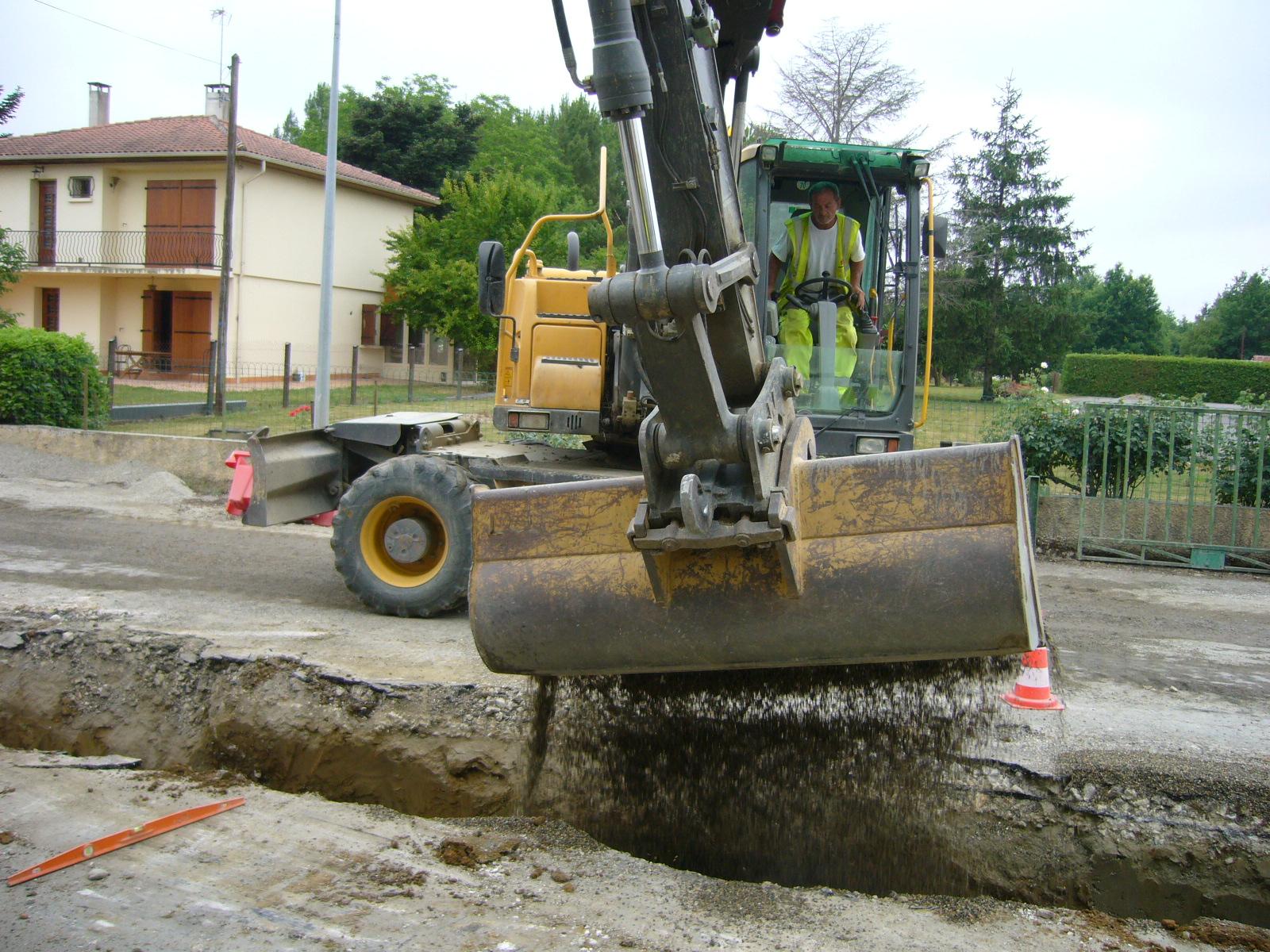 Mini-pelle qui creuse une tranchée