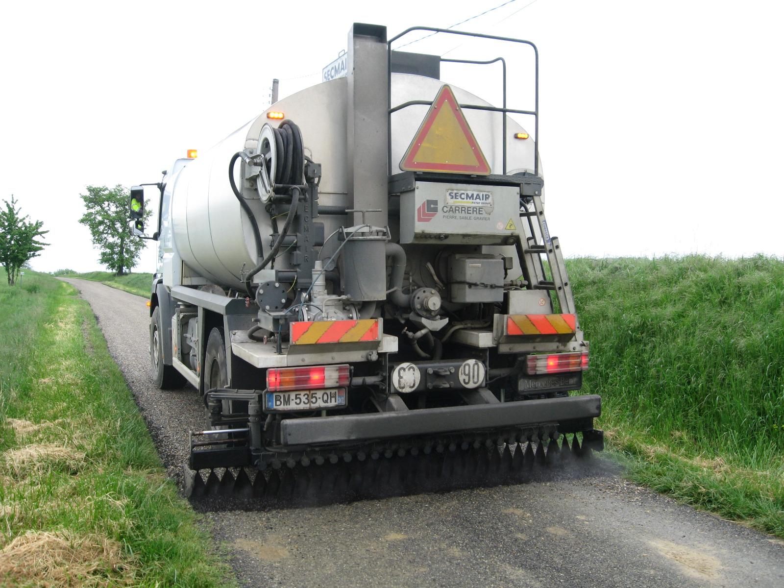 Engin de finition de travaux de voirie