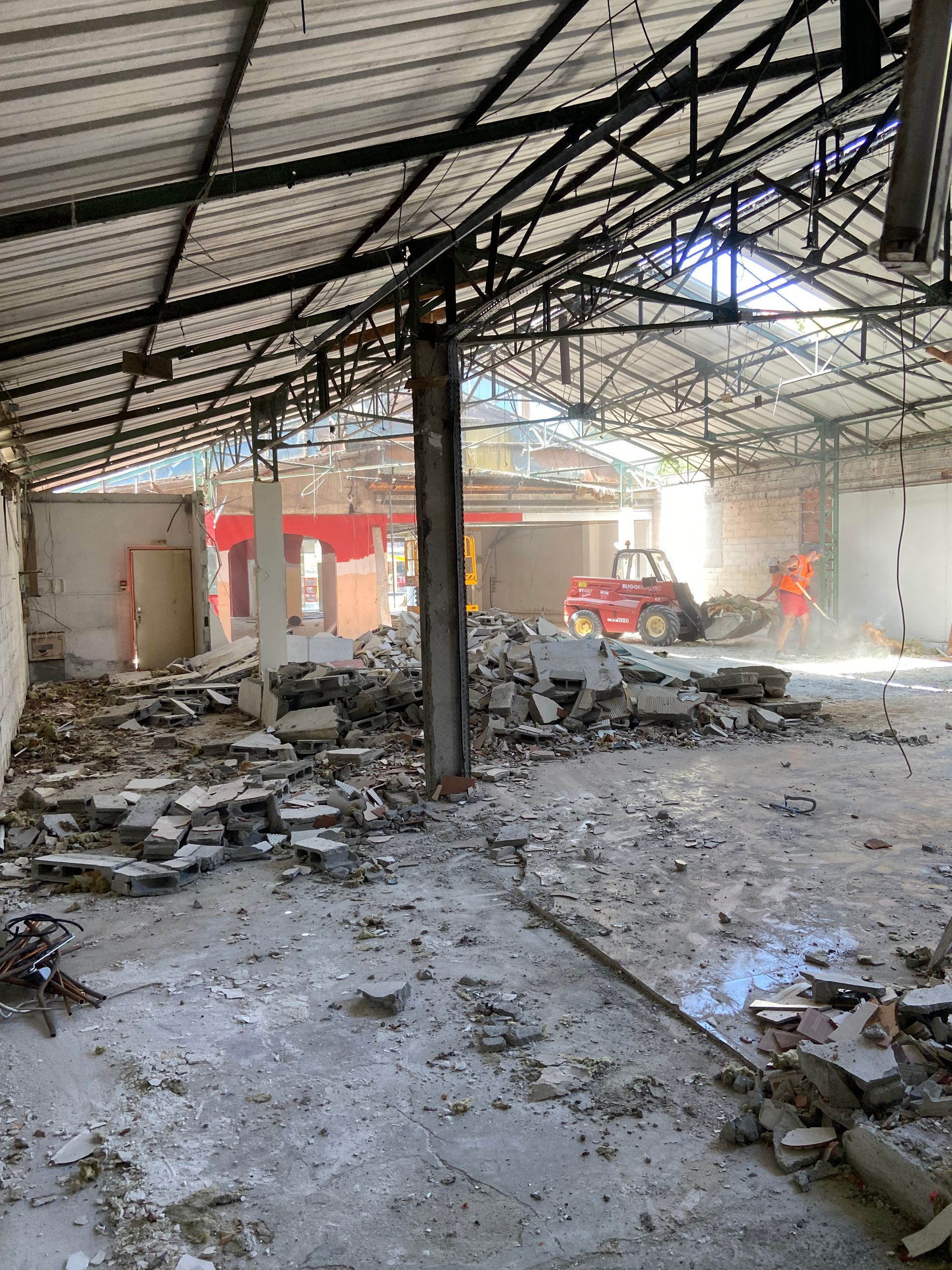 Bâtiment pendant la démolition du toit