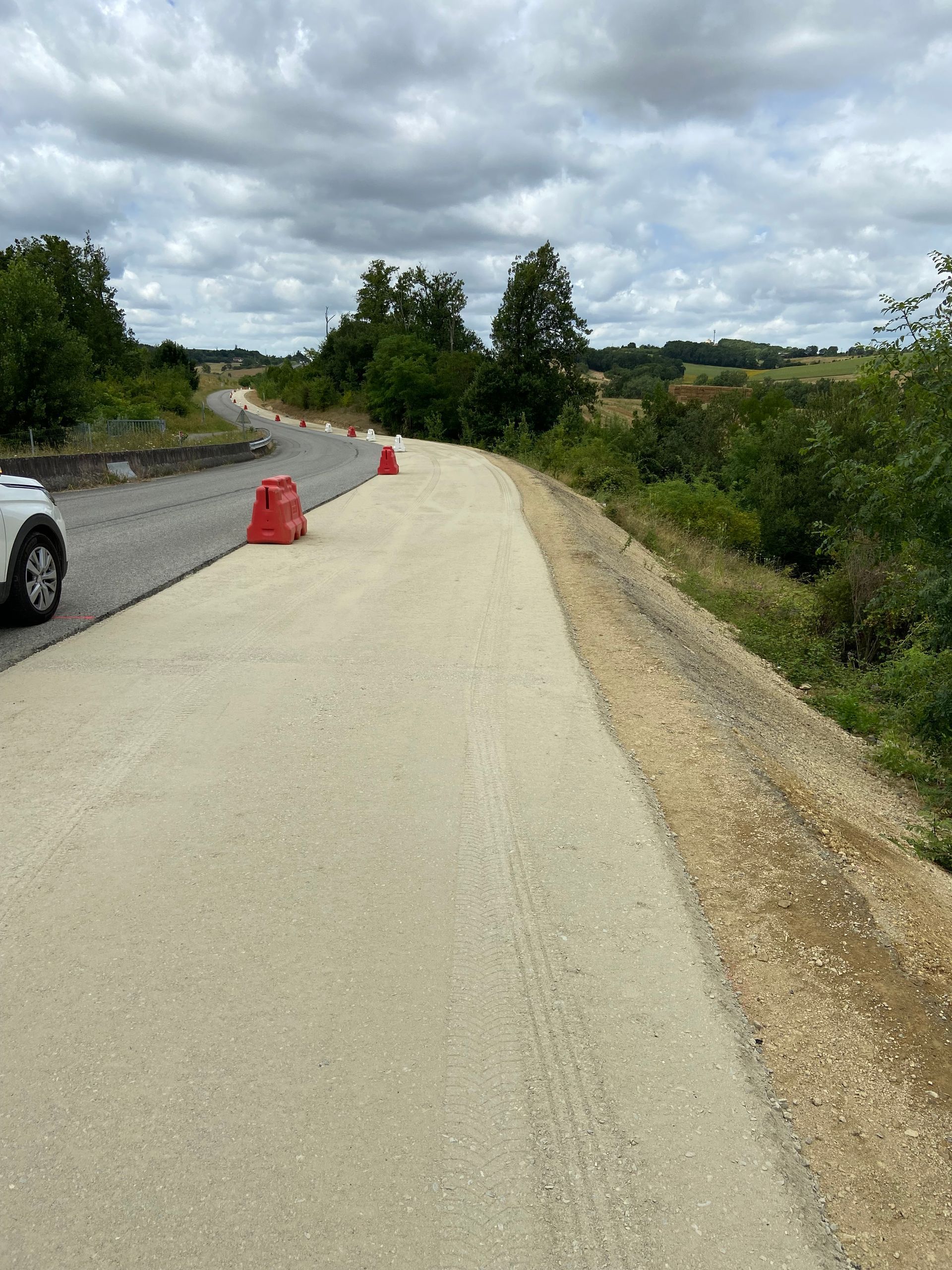 Travaux d'empierrement sur une voie