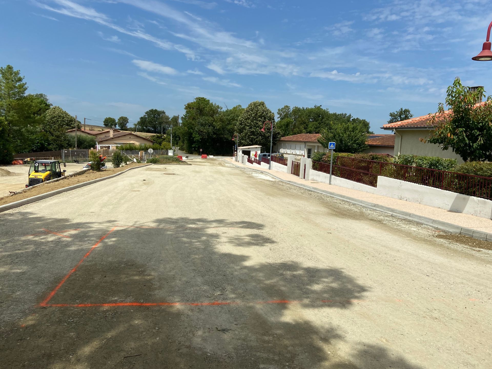 Travaux d'empierrement dans une rue