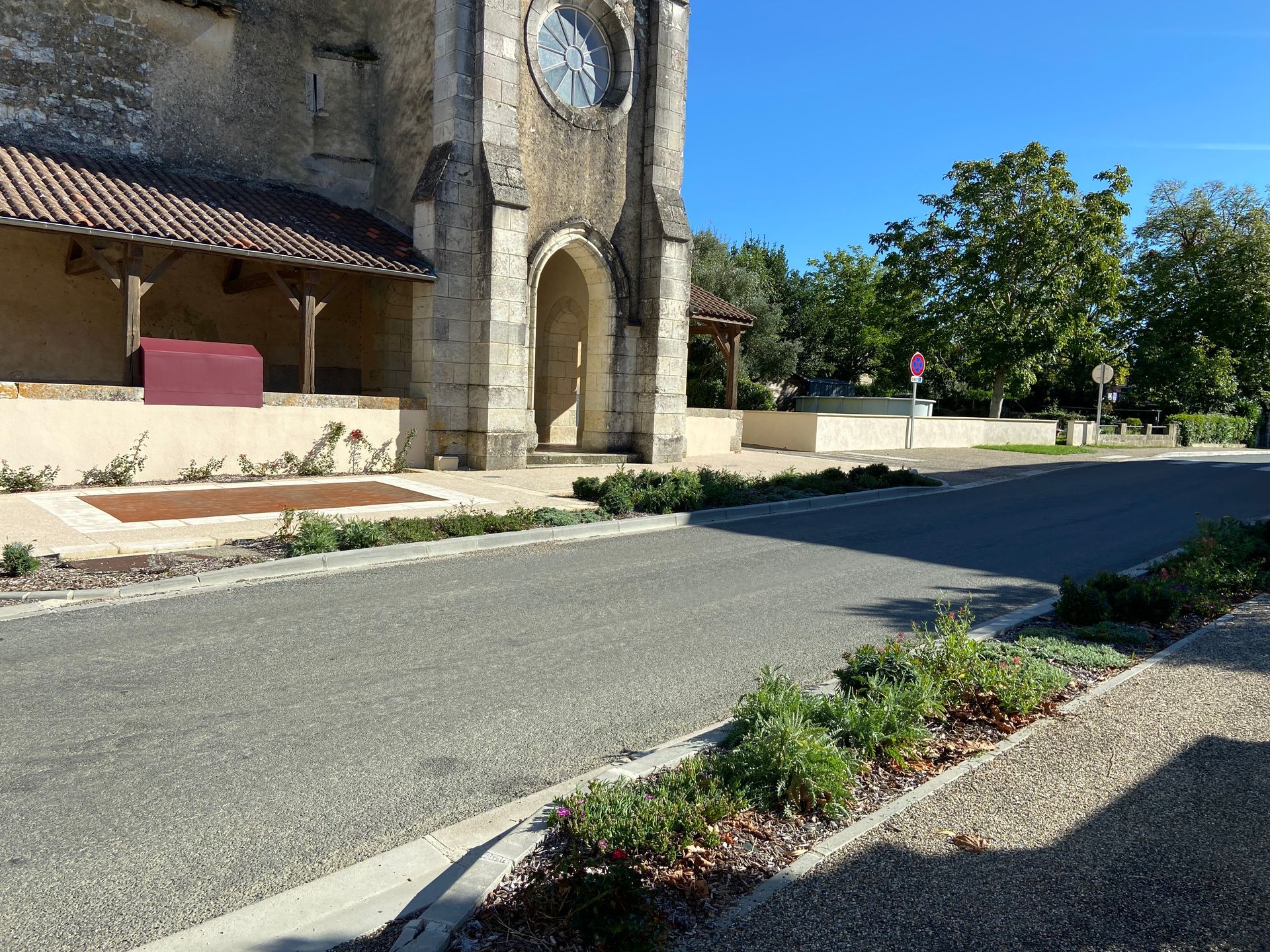 Travaux d'aménagement urbain près d'une église