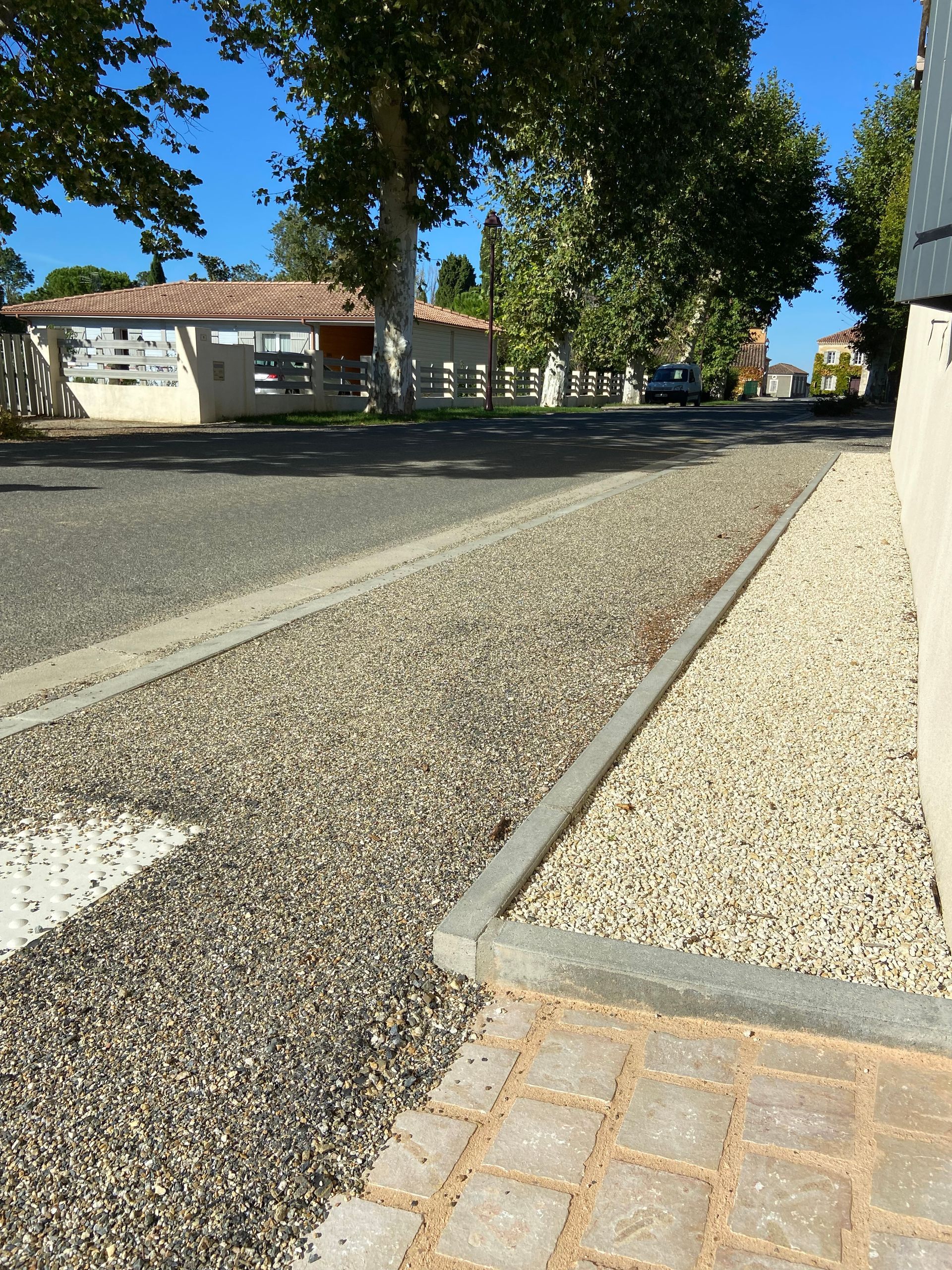 Aménagement urbain sur un trottoir