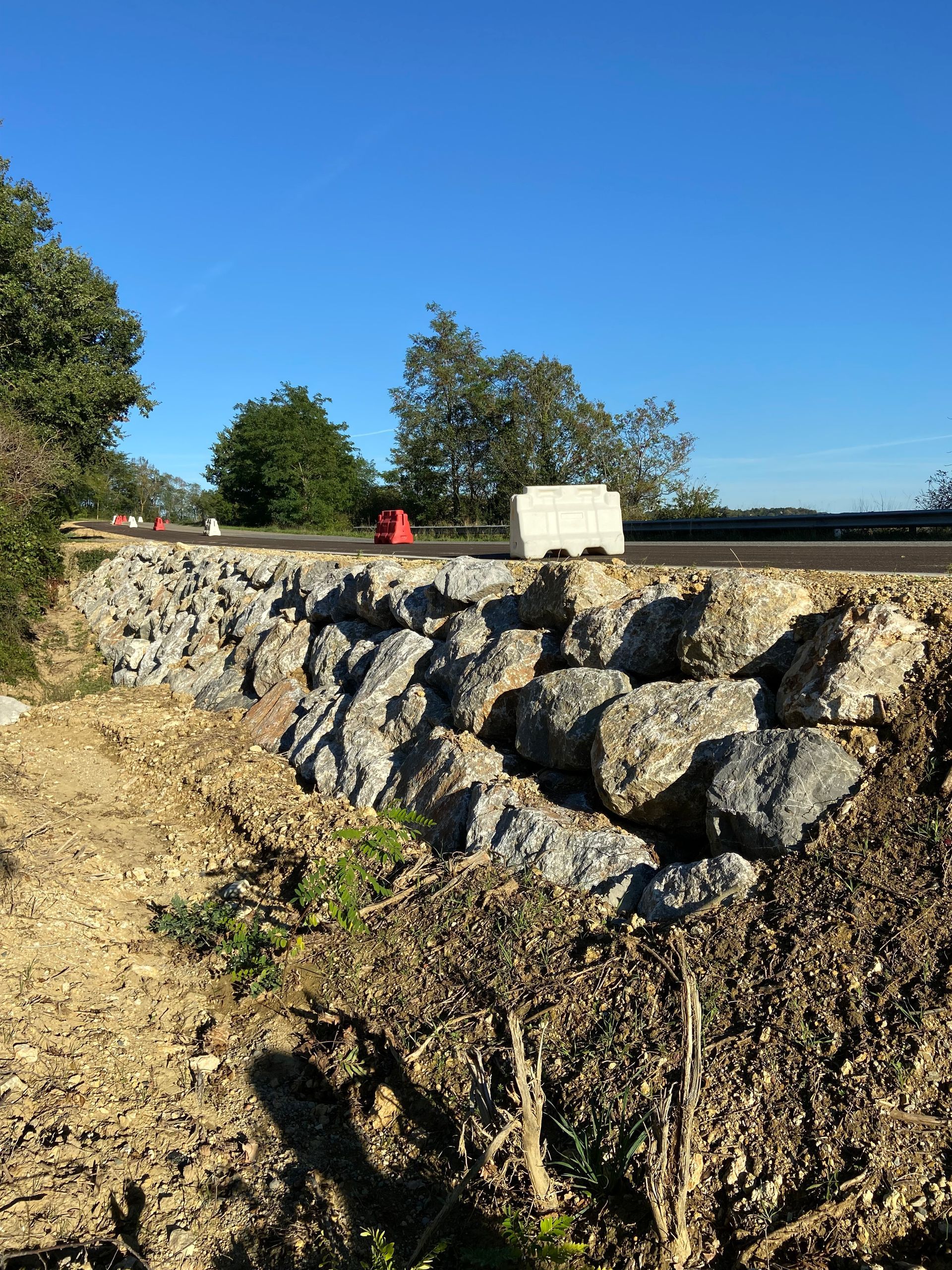 Travaux d'enrochement le long d'une route