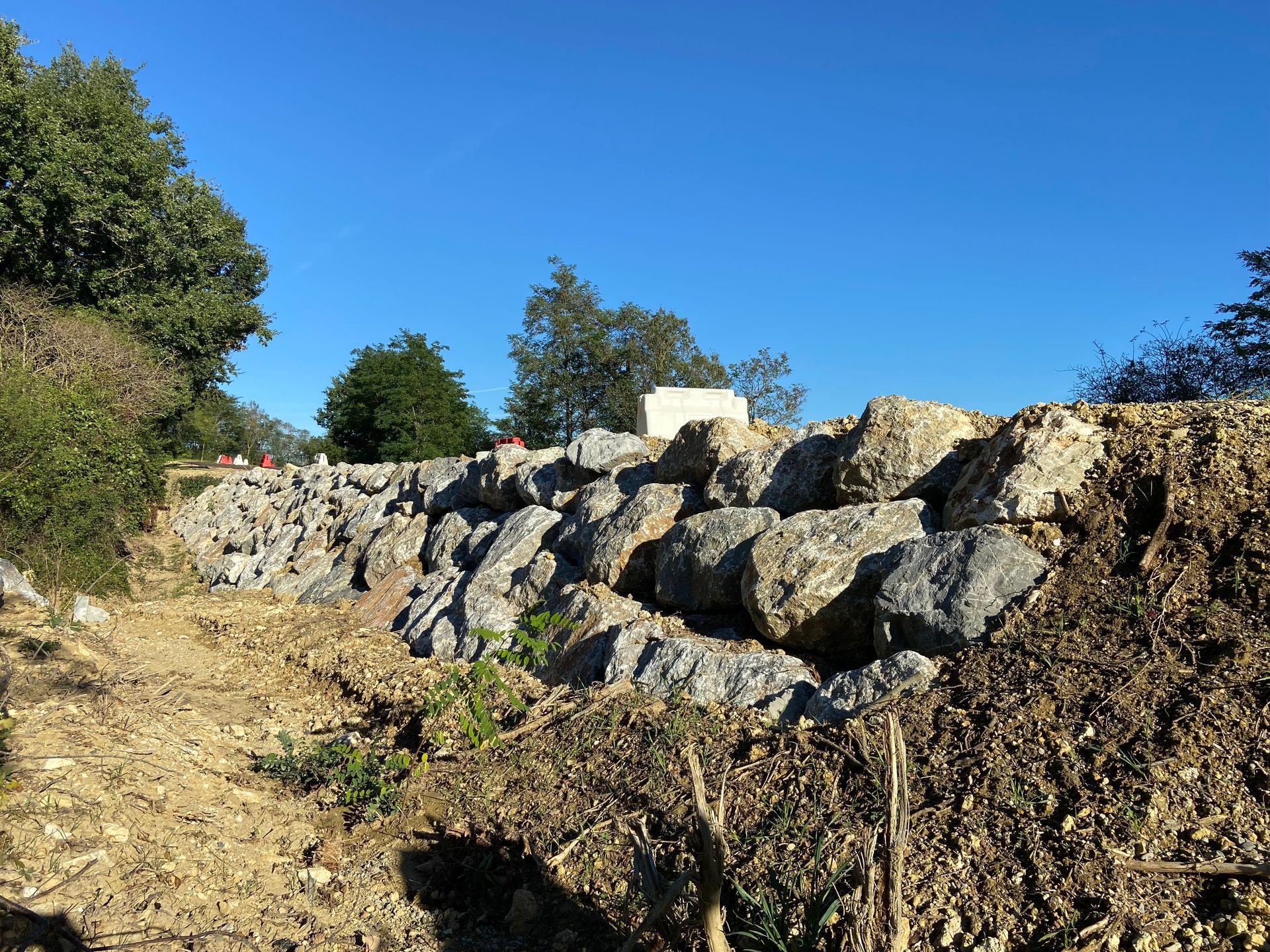 Travaux d'enrochement le long d'une voie