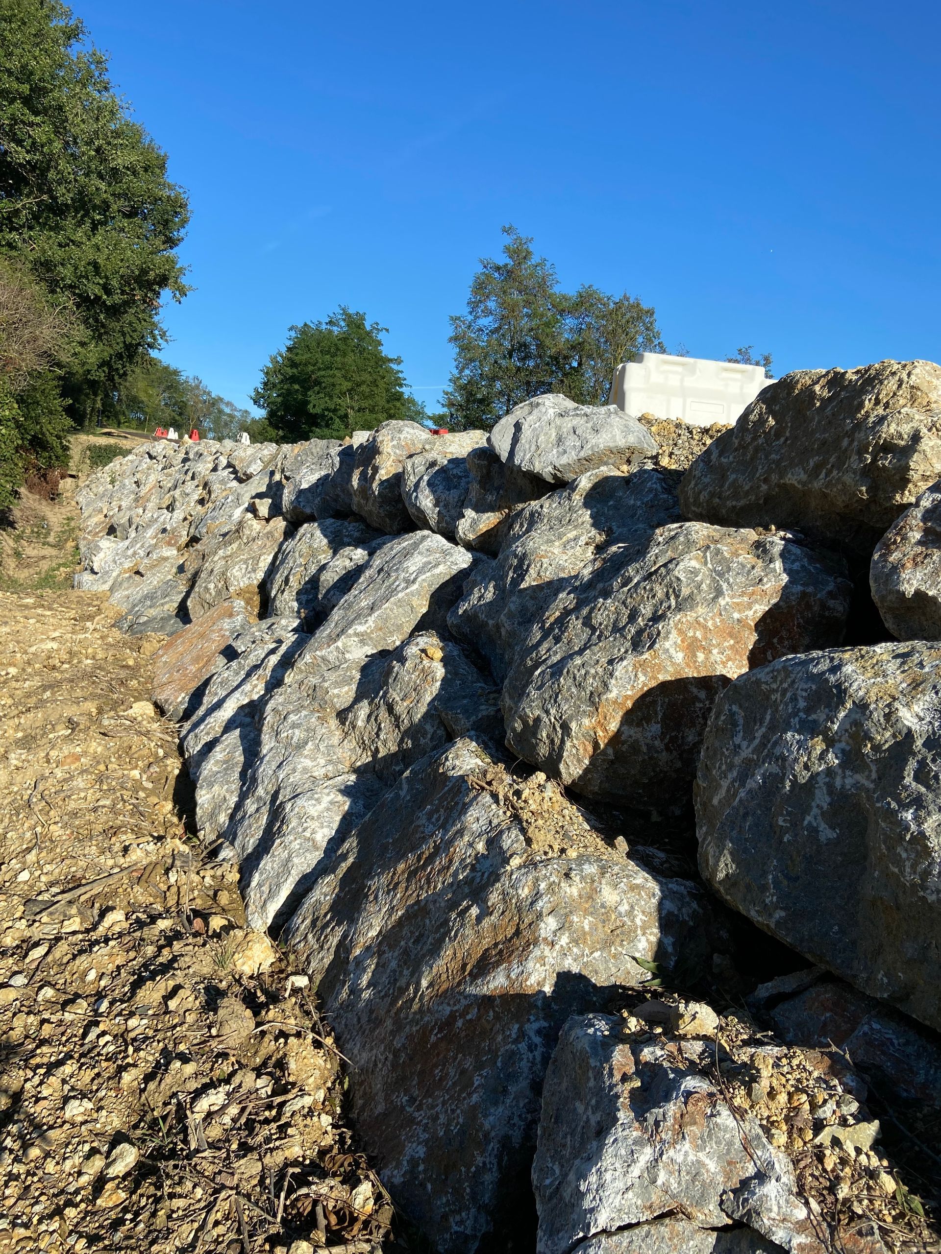 Travaux d'enrochement par la société