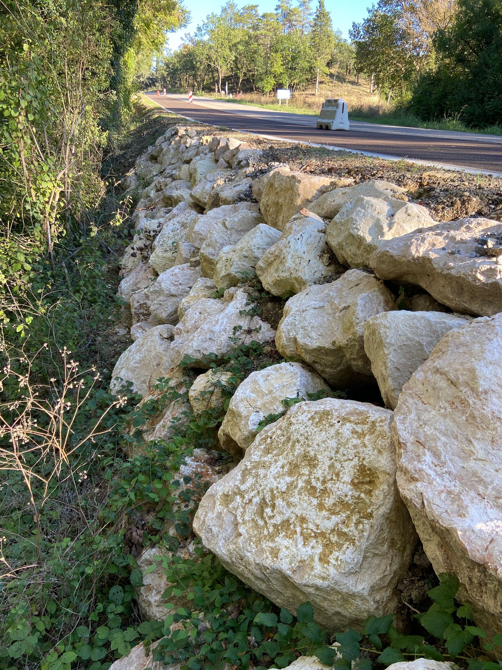 Travaux d'enrochement par l'entreprise