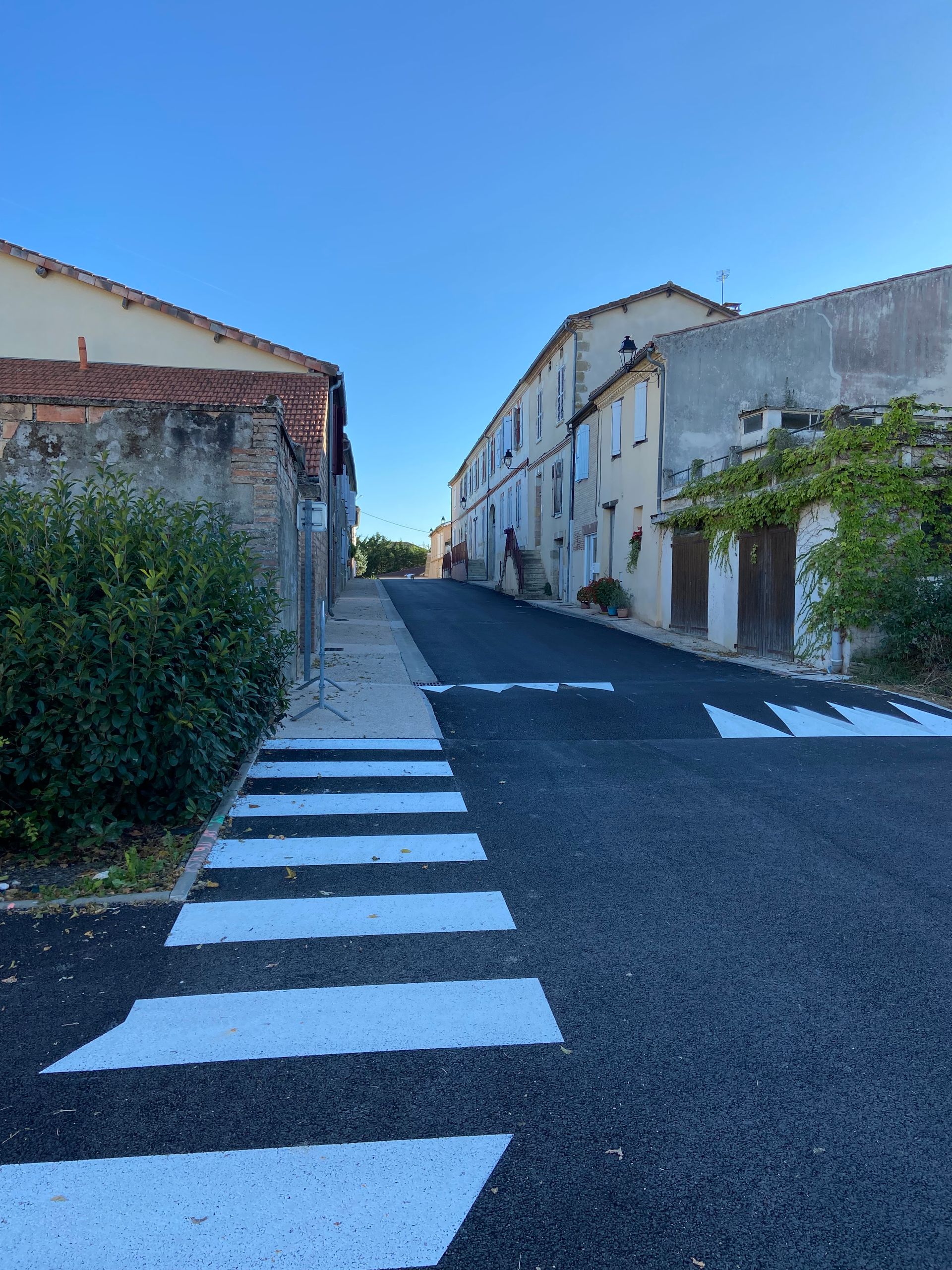 Travaux d'aménagement urbain sur une route