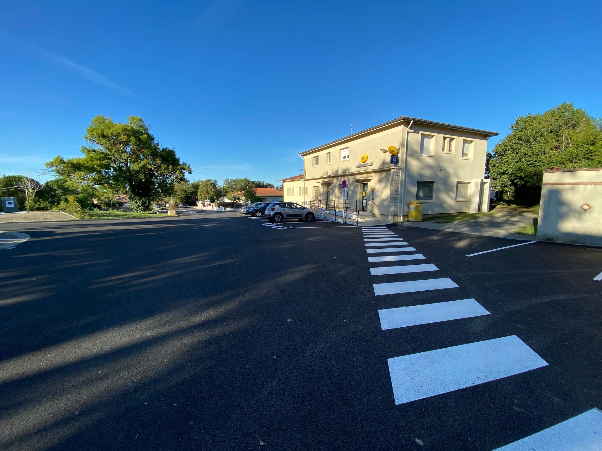 Travaux d'aménagement urbain sur un parking