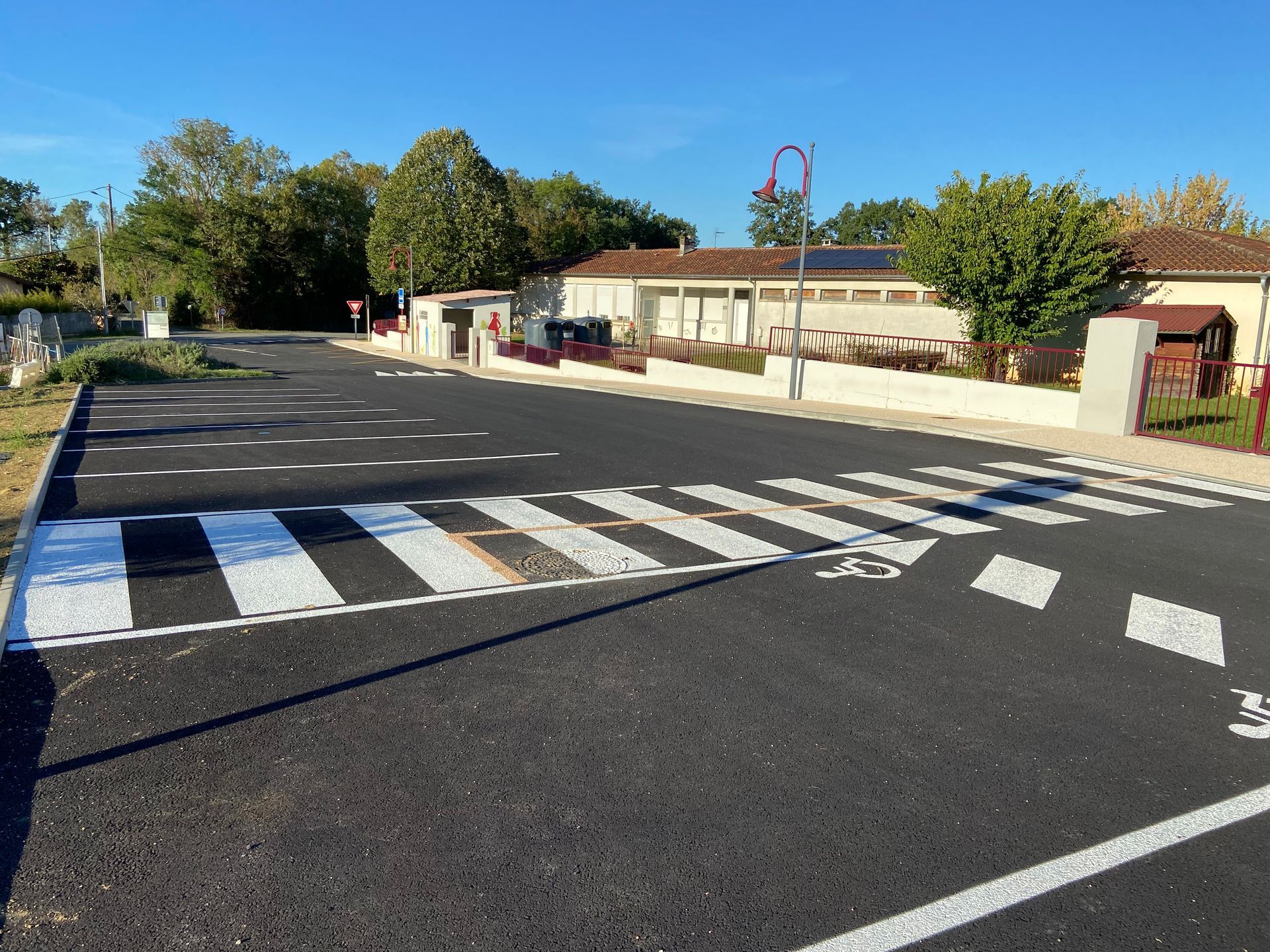 Travaux d'aménagement urbain sur une route avec places de parking