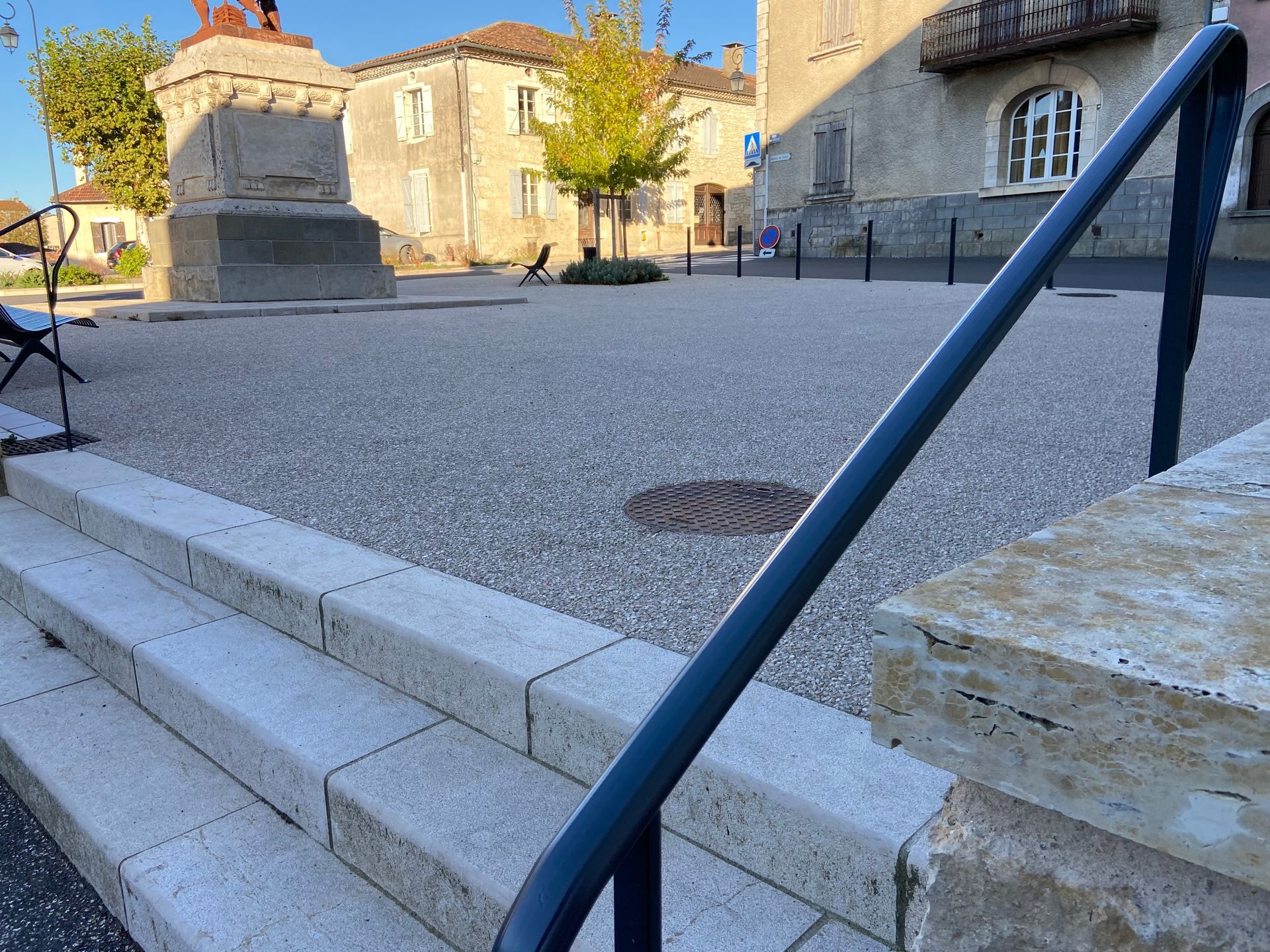 Travaux d'aménagement urbain sur une place de mairie