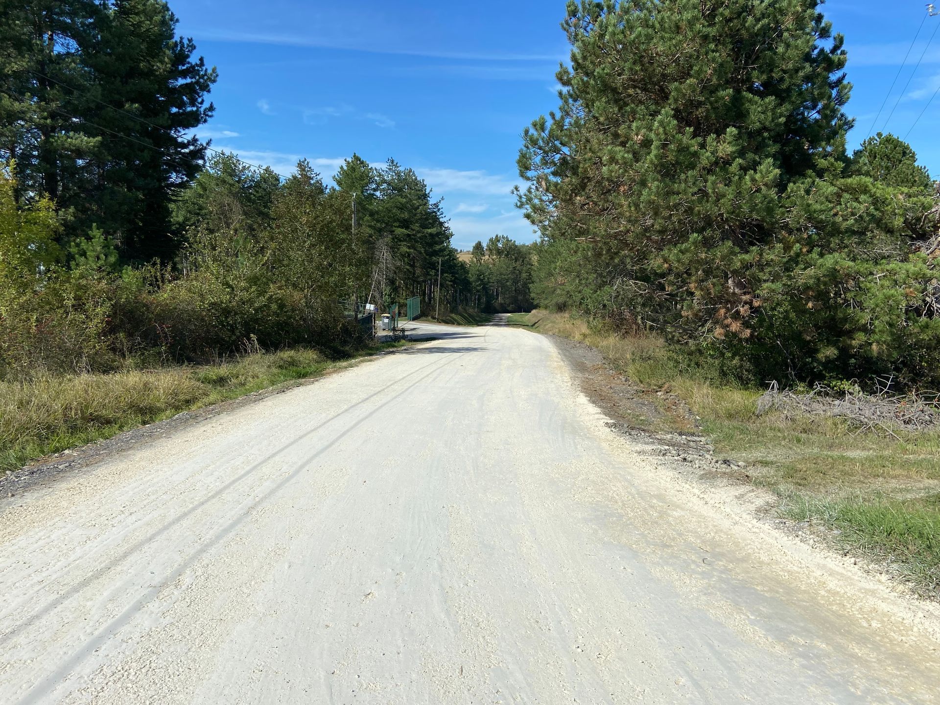 Travaux d'empierrement dans une zone rurale