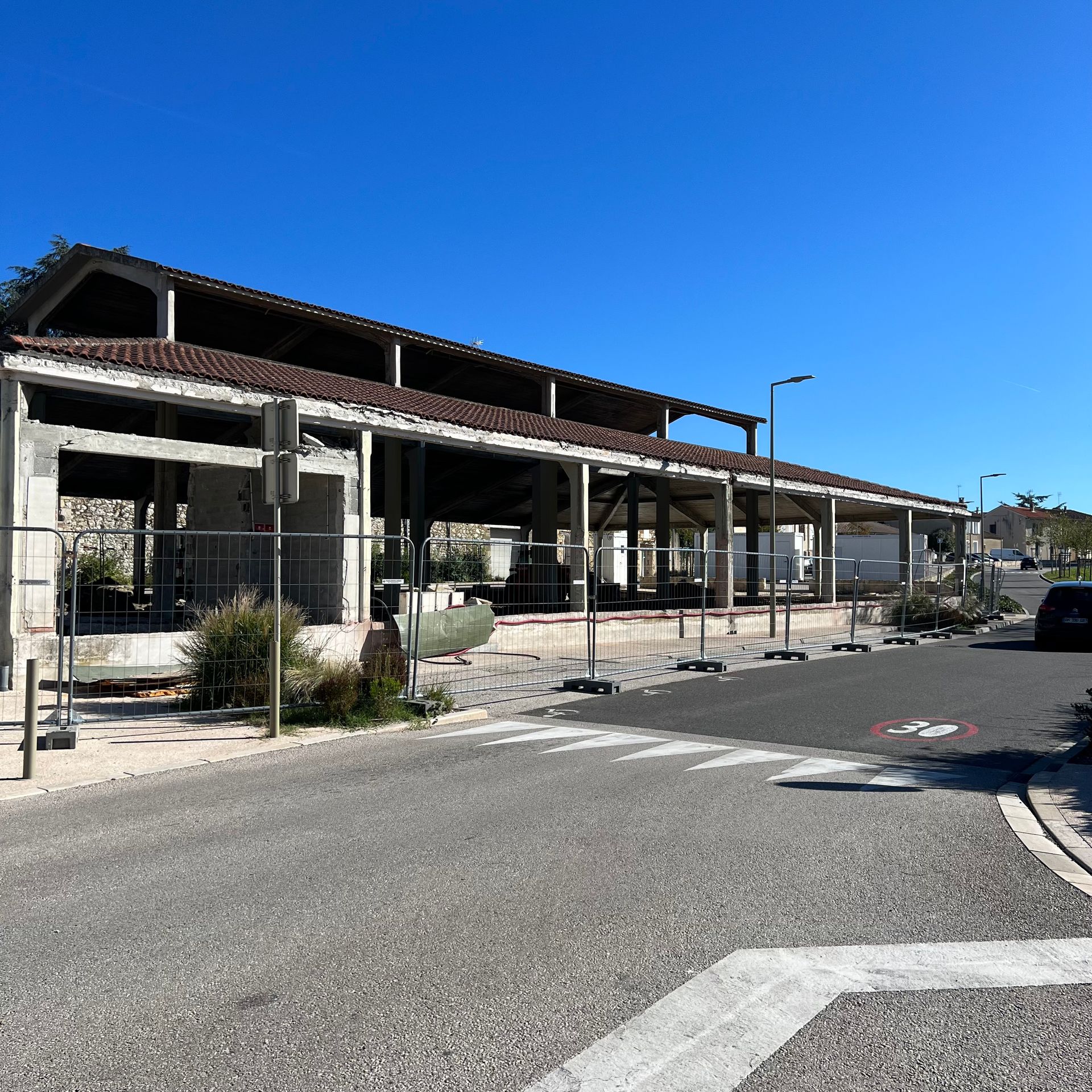 Bâtiment avant démolition