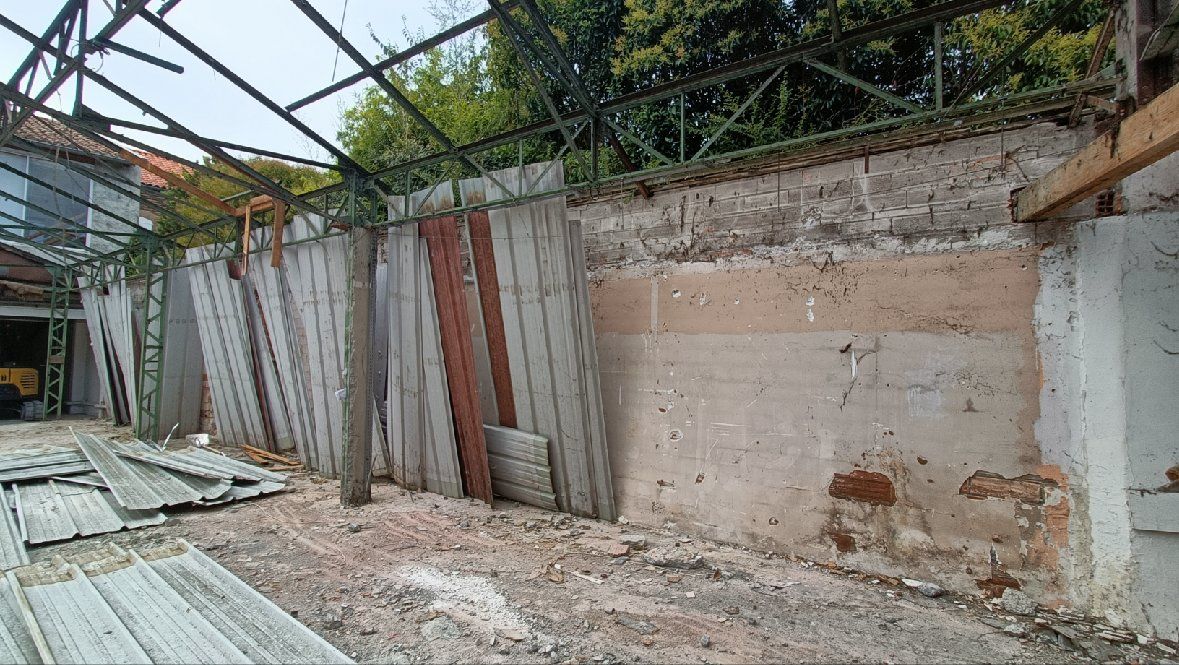 Bâtiment pendant la démolition