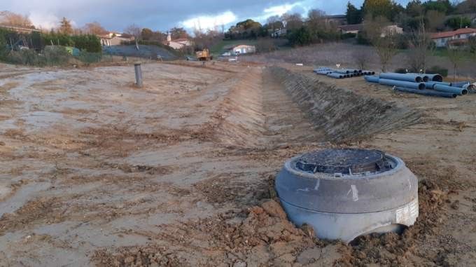 Travaux de terrassement avec un puits en béton