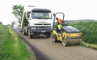 Tassage de graviers sur un chantier de voirie