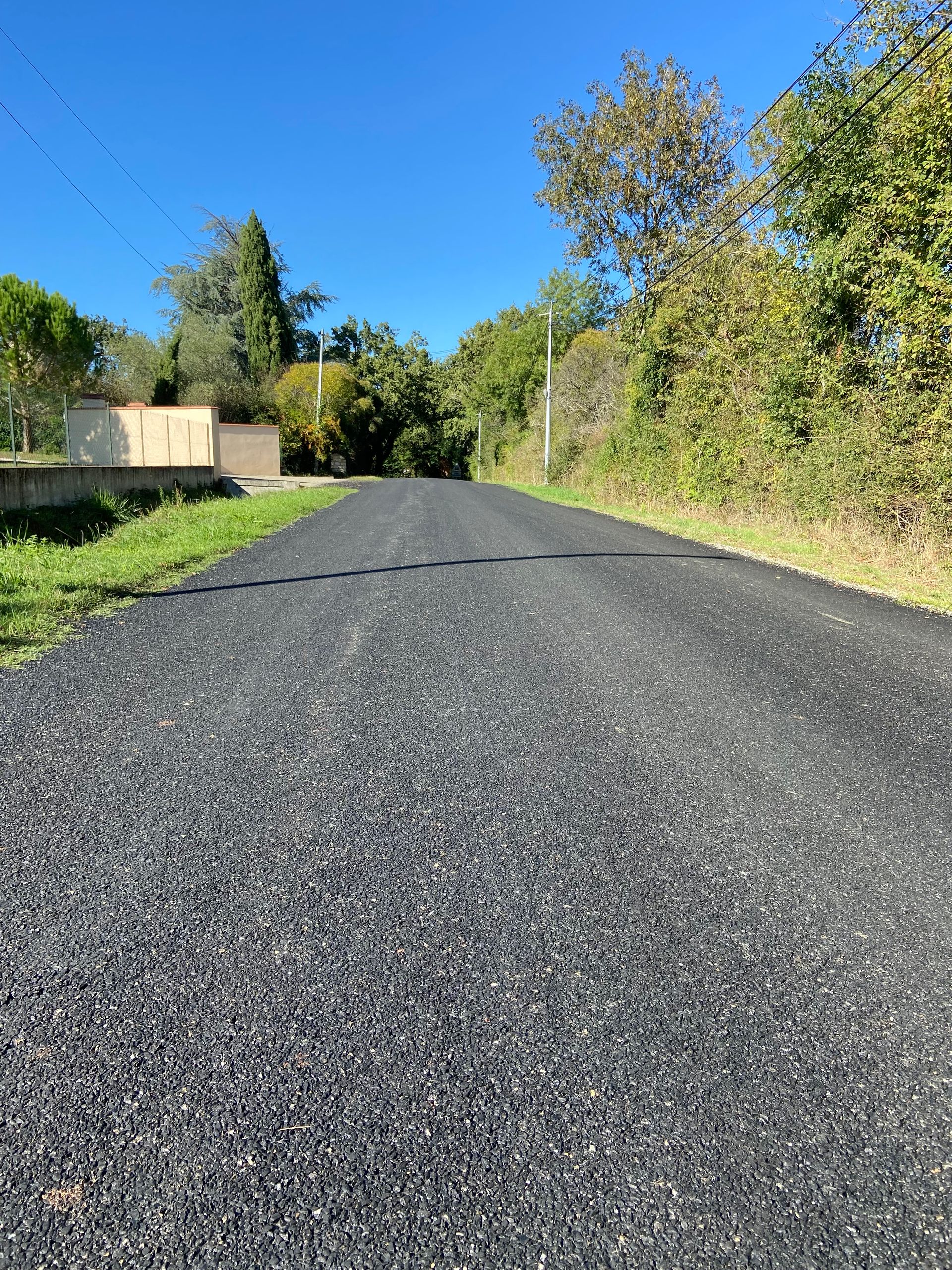 Revêtement routier goudronné en zone rurale