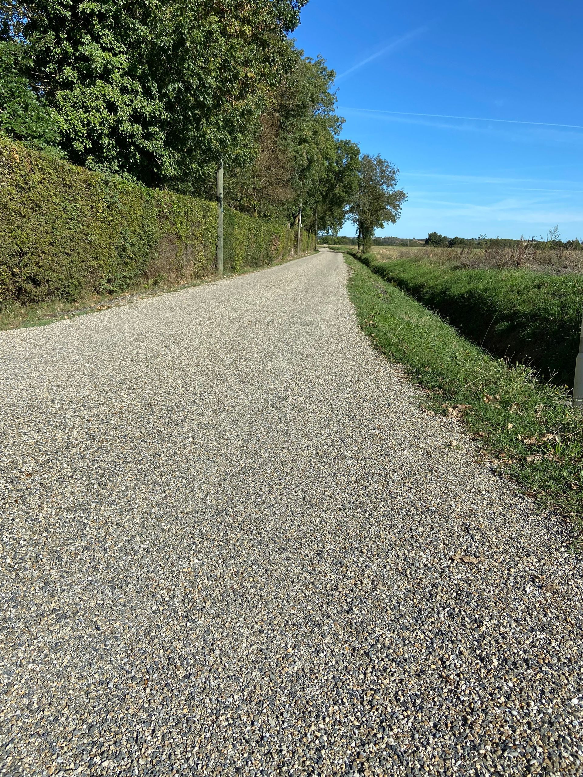 Revêtement routier gravillonné en zone rurale