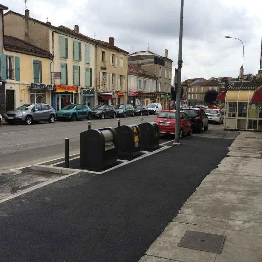 Conteneurs enterrés dans une rue