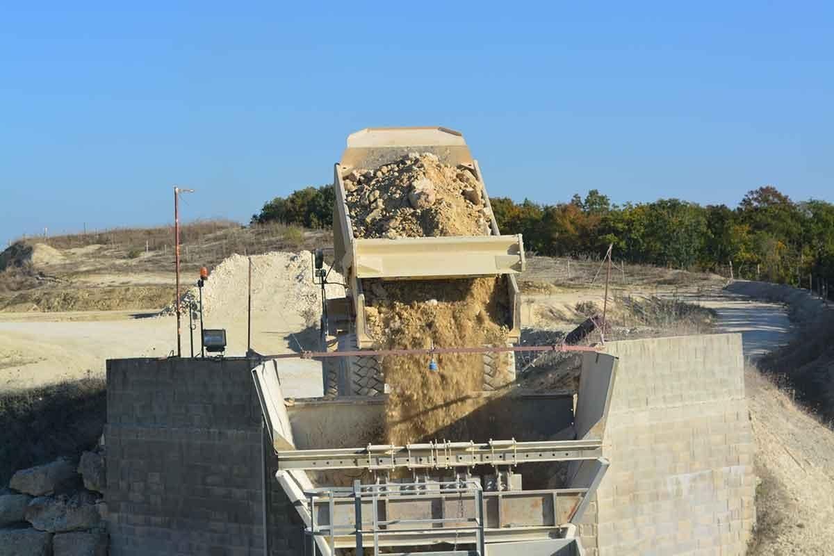 Camion qui fait des livraisons de la carrière