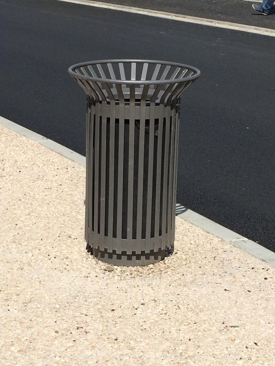 Installation de poubelle dans une ville