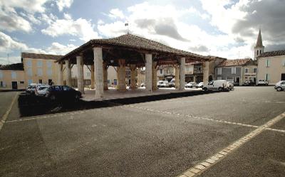 Création de bitume sur les halles d'un village