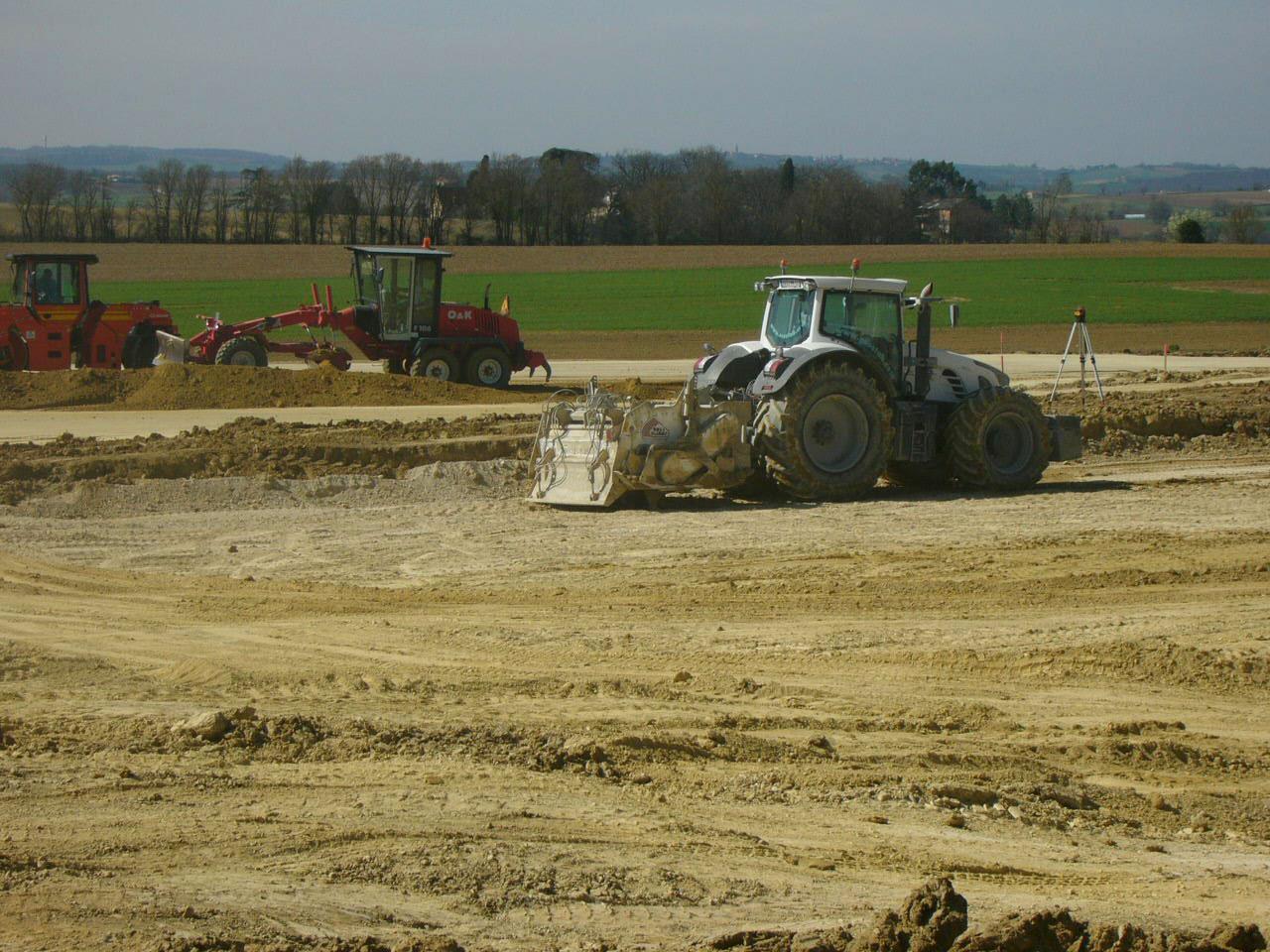 Travaux de terrassement par un tracteur