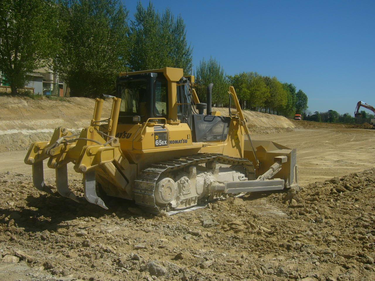 Mini-pelle de l'entreprise sur un chantier de terrassement