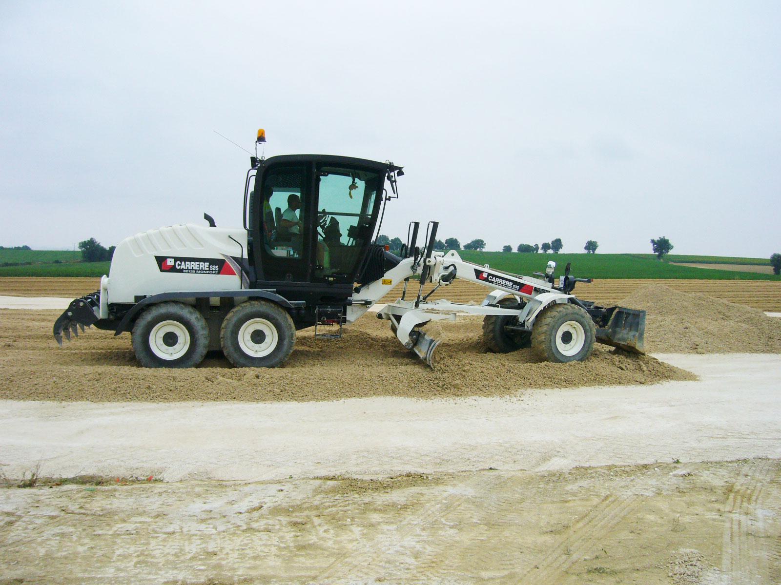 Travaux de revêtements de sol par une mini-pelle
