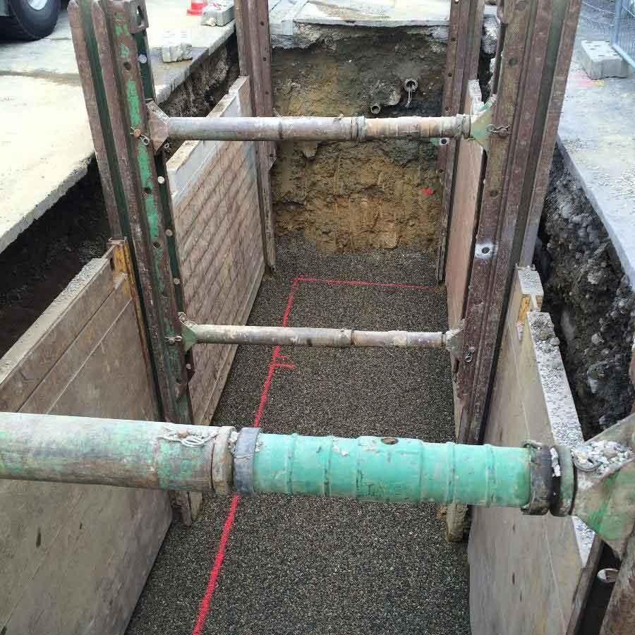 Emplacement creusé pour l'installation de conteneurs enterrés