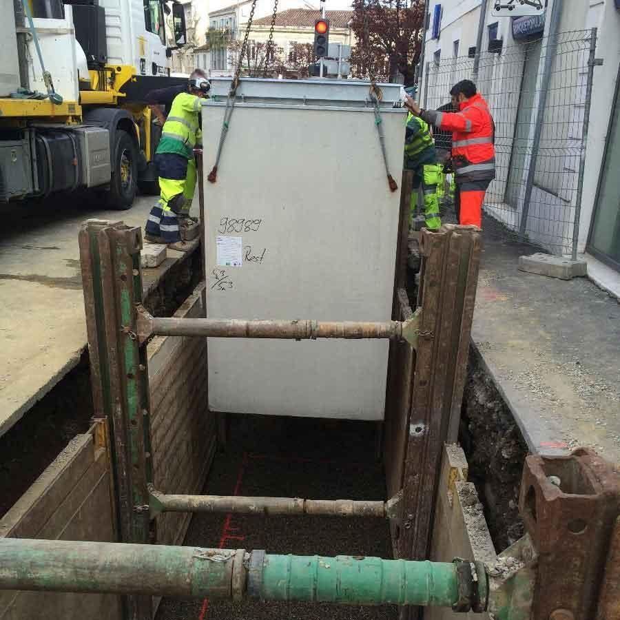 Pose de conteneur enterré le long d'une rue