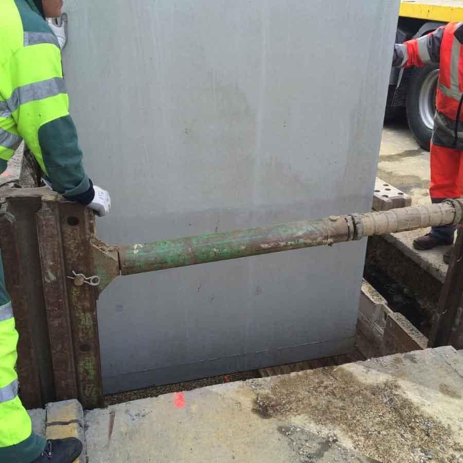 Conteneur enterré le long d'une rue