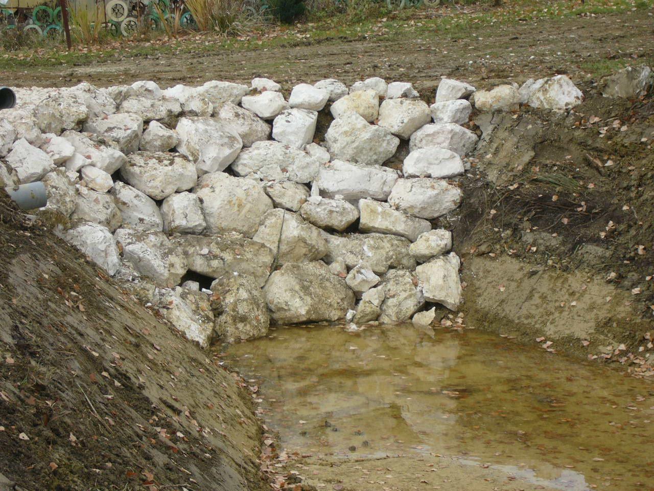 Enrochement d'un passage de terre