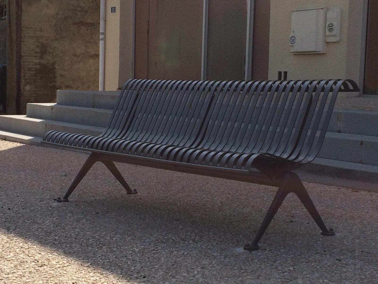 Installation de banc dans une ville