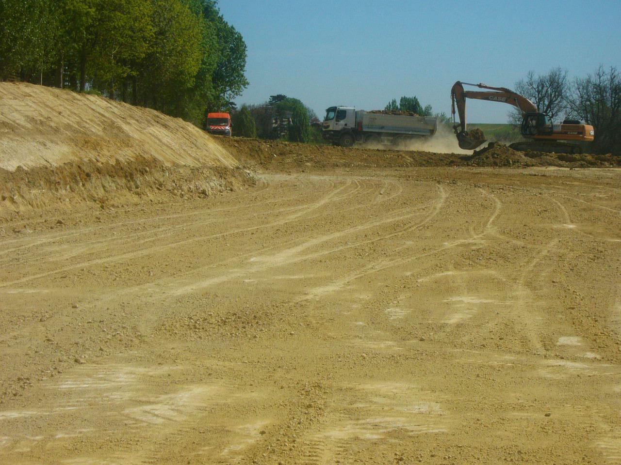 Travaux de terrassement sur un grand terrain