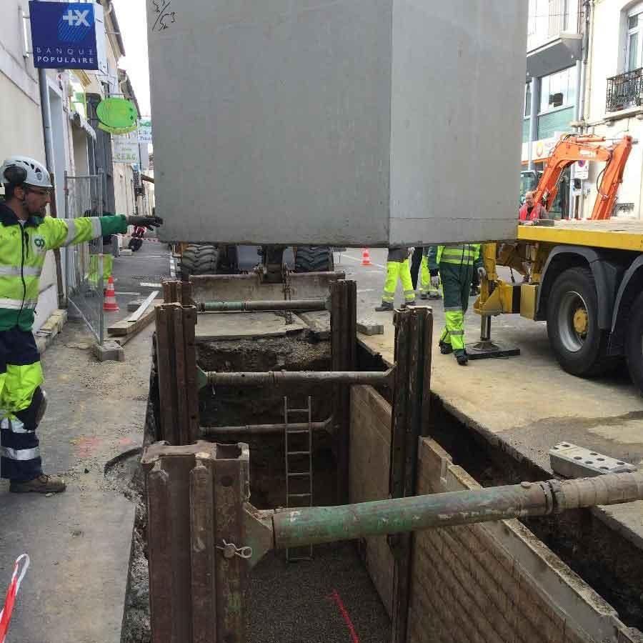 Installation de conteneur enterré le long d'une rue