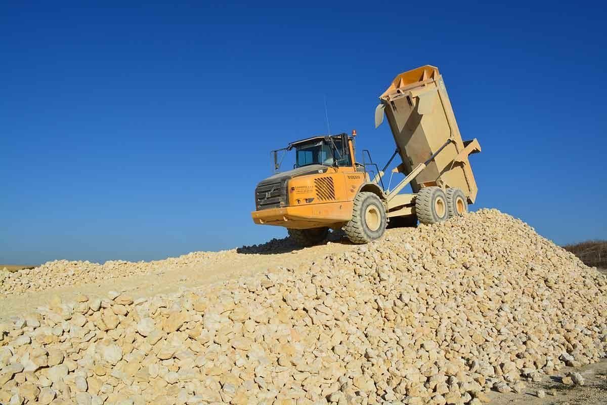 Camion bascule sur un tas de pierre