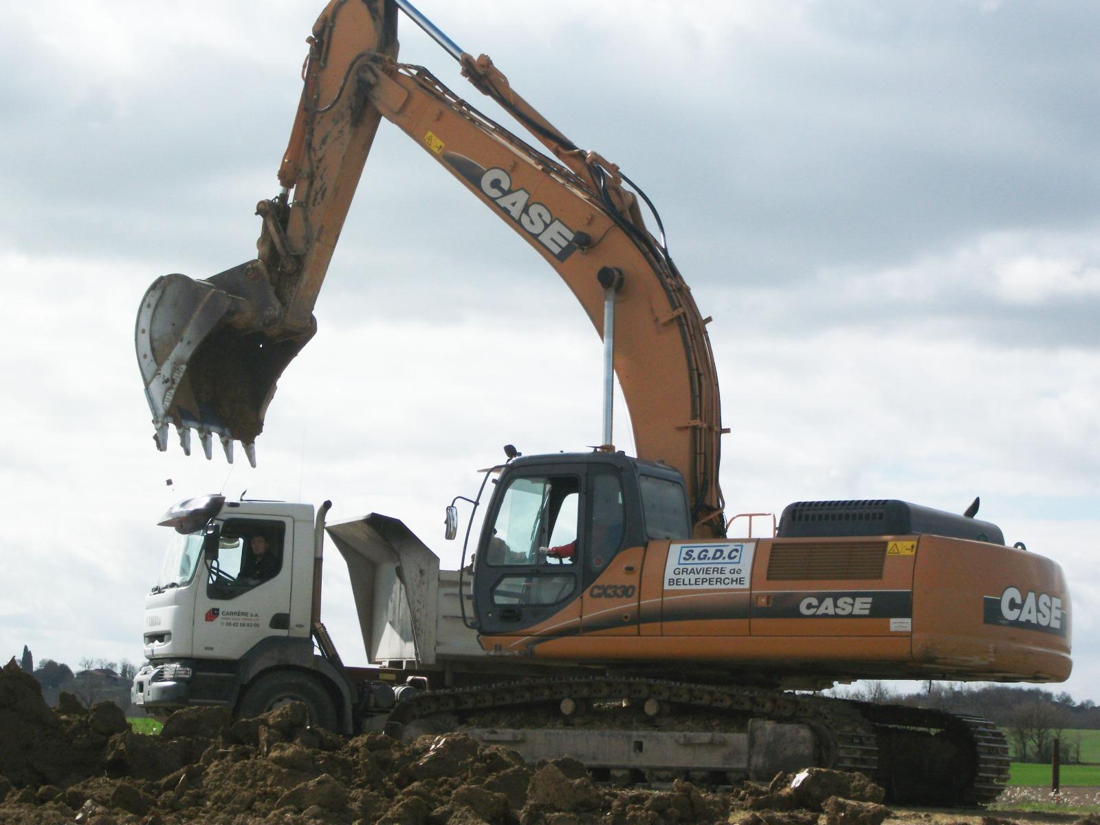 Camion et mini-pelle de l'entreprise