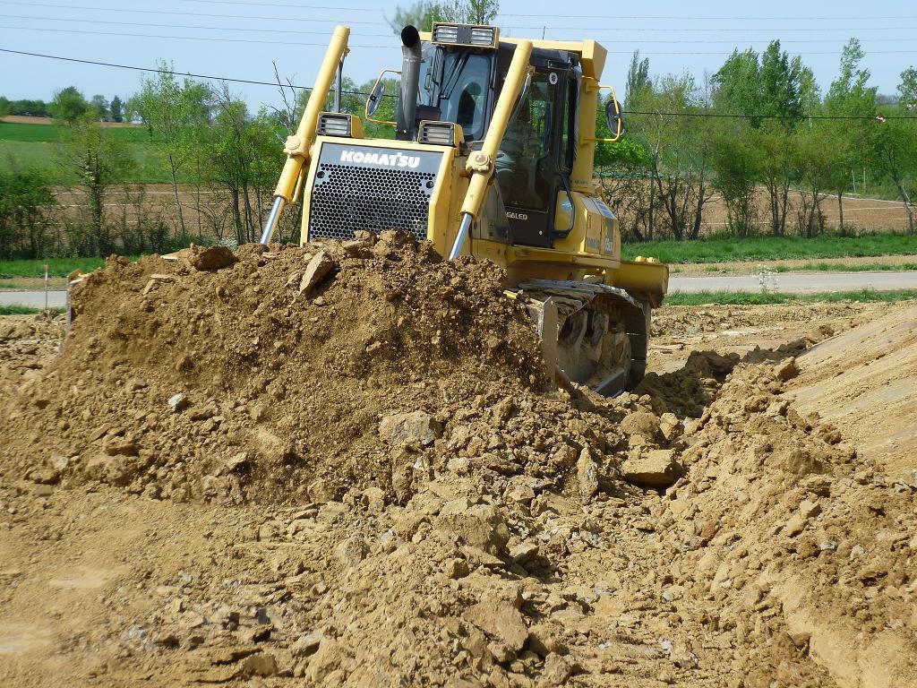 Travaux de terrassement près d'un champ