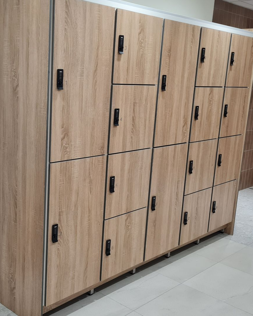 Ballon de basket dans un casier gris ouvert. D'autres casiers portant les numéros 14 et 5 sont visibles.