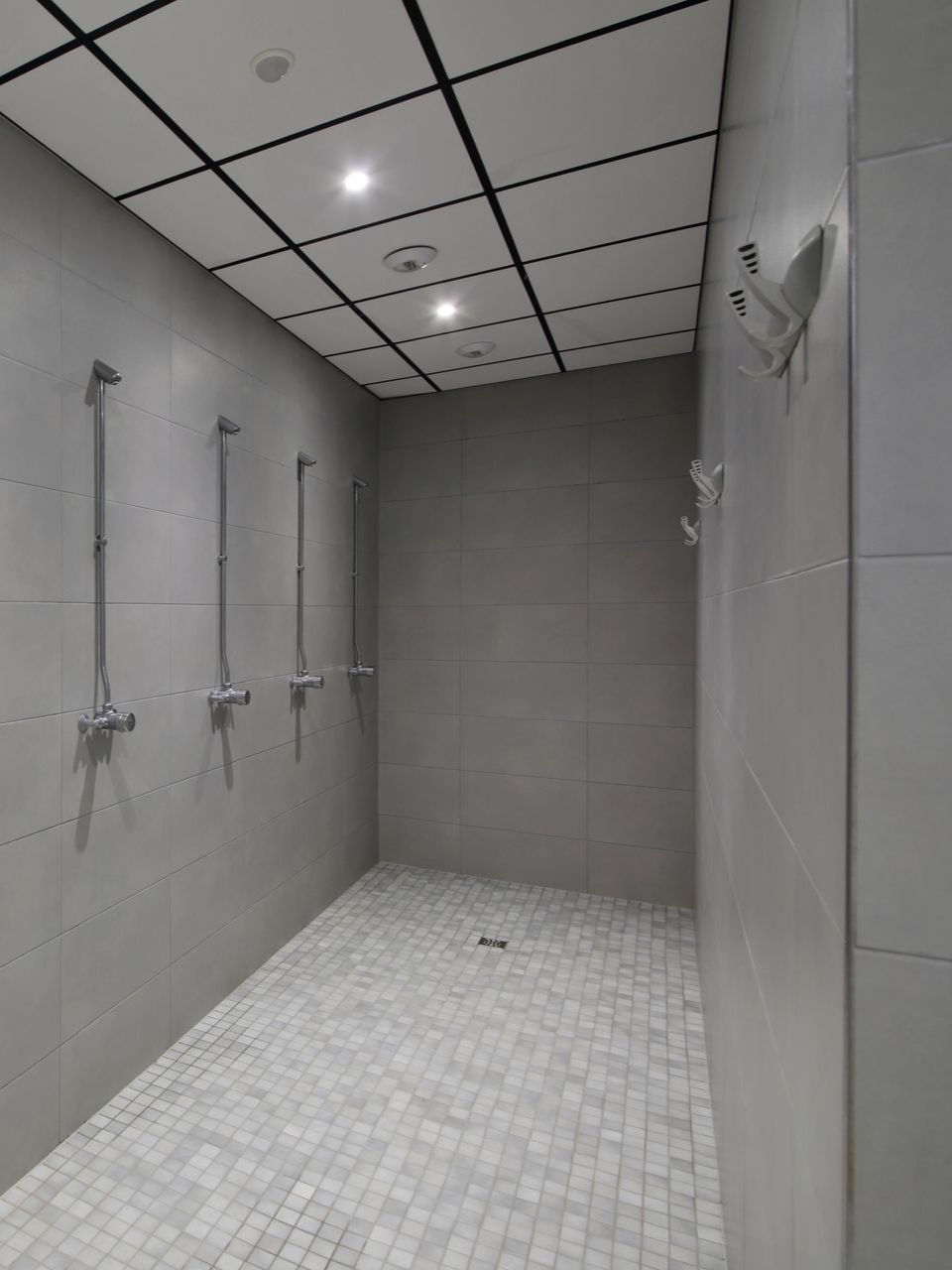 Douches communes dans une salle de sport