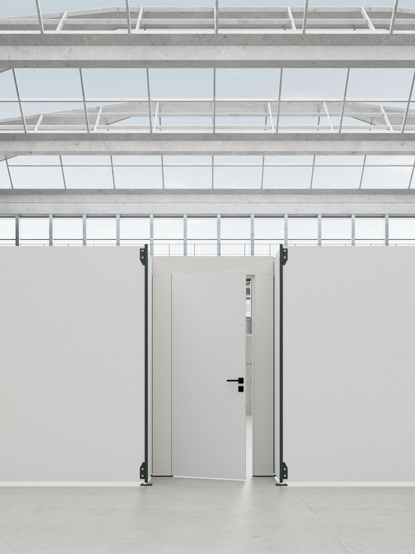 Porte blanche entrouverte, encastrée dans des murs blancs sous un plafond de verre et de métal