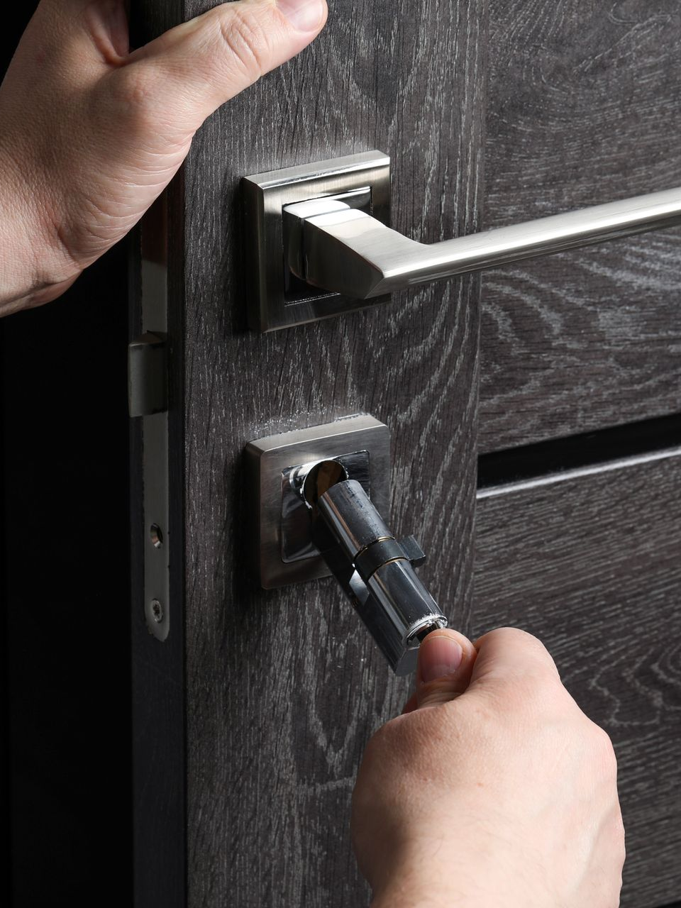 Changement de barillet sur une porte noire