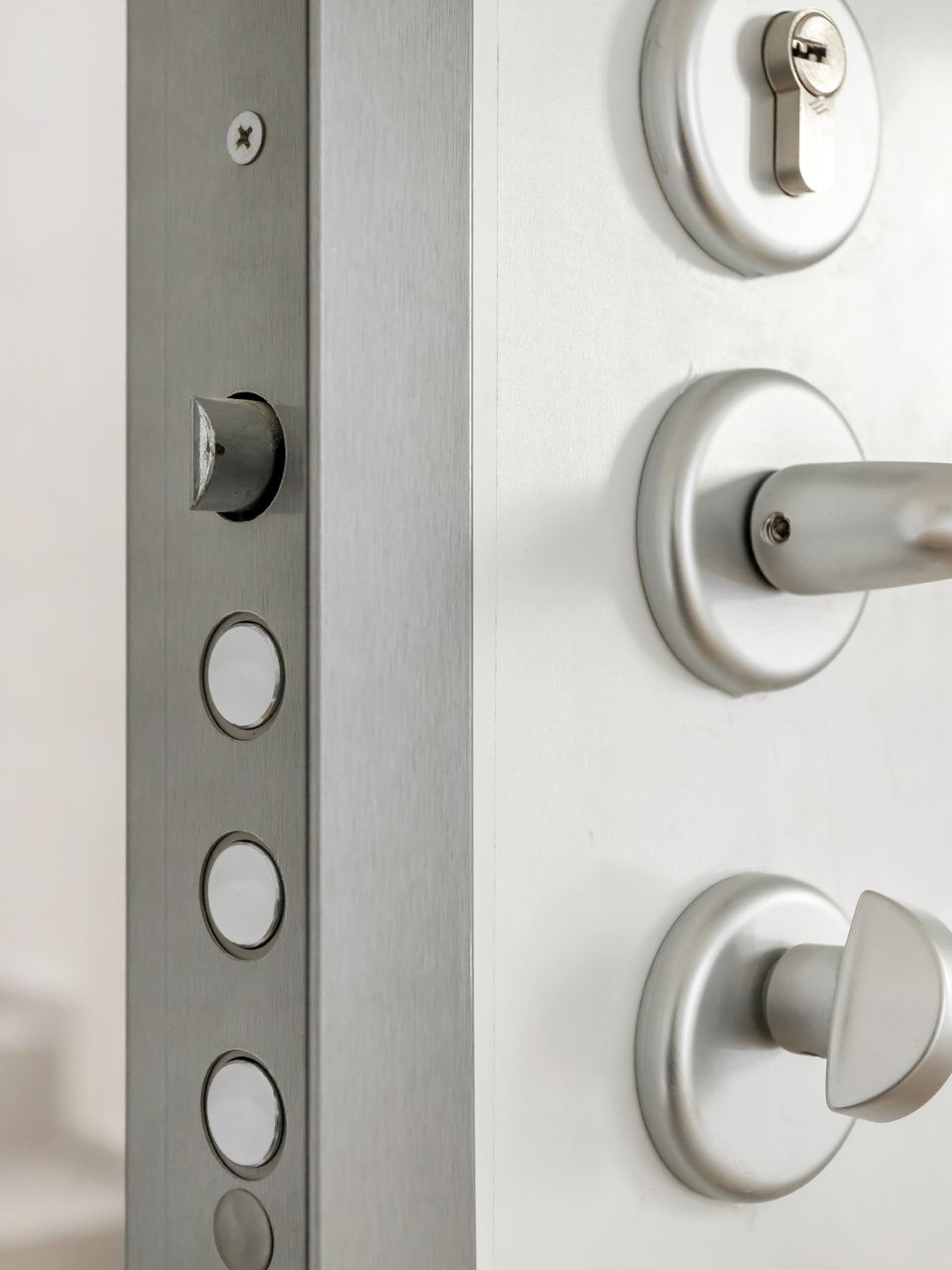 Porte de sécurité en métal avec plusieurs points de verrouillage et quincaillerie.