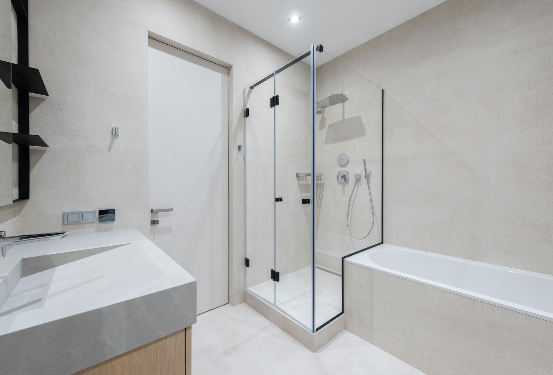 Un baño con ducha, lavabo y bañera.