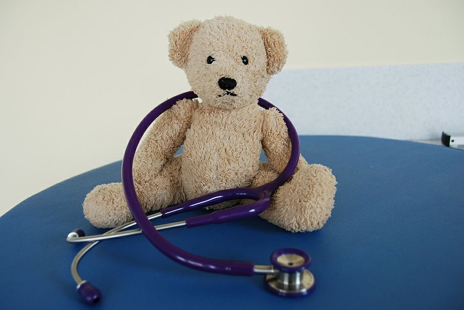 Teddybär mit Stethoskop - Kinderarztpraxis Sood - Adliswil