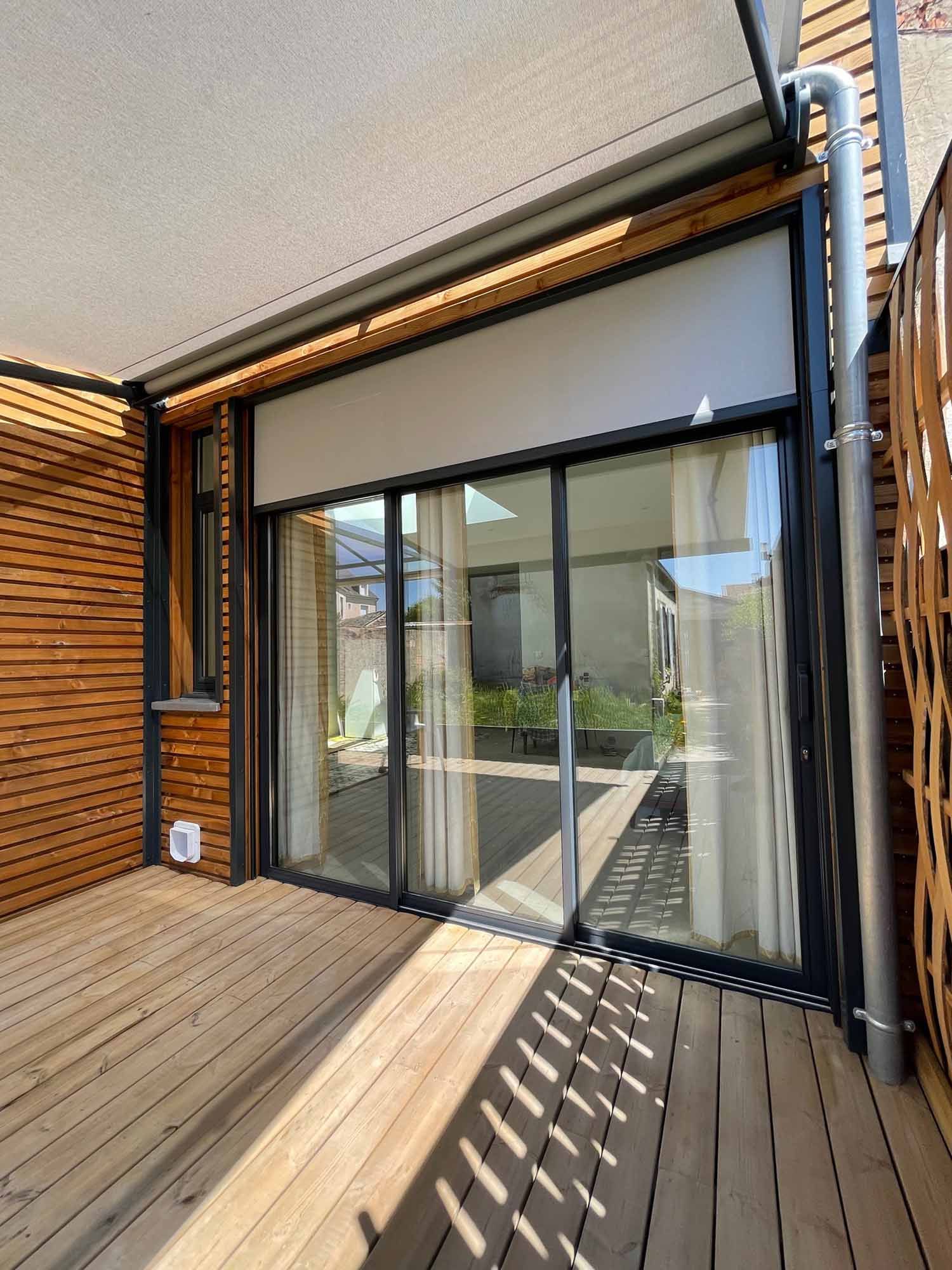 Une baie vitrée d'une maison en bois