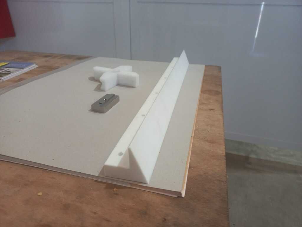 Una mesa de madera con un trozo de espuma blanca encima.