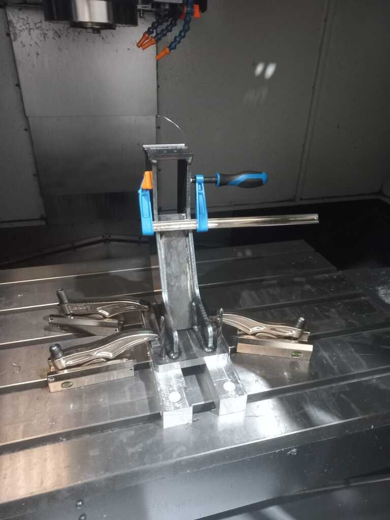 Se está utilizando una máquina para cortar un trozo de metal.